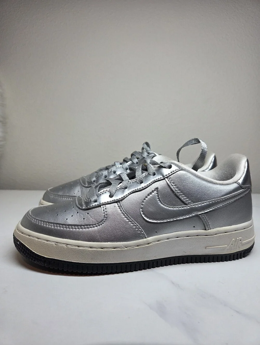 Nike Air Force 1 Low SE GS Metallic Silver Chrome Sneakers Kids Youth Size 4.5Y